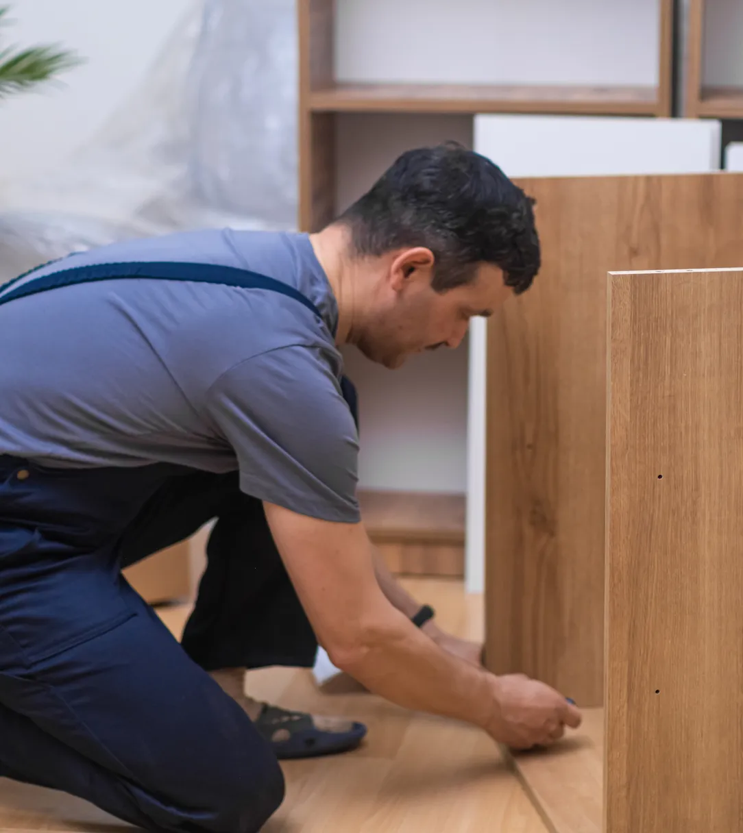 Mann baut
Büromöbel auf